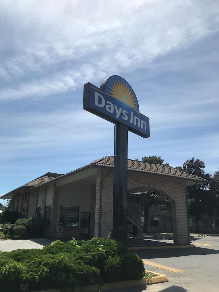 Days Inn By Wyndham ريتشلاند المظهر الخارجي الصورة